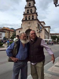 Jose Andrés con Juan Sobrecueva en la plaza de Cangas de Onís